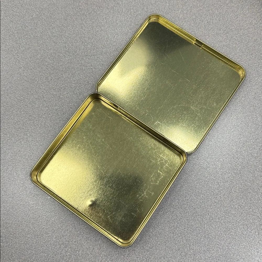 Rare 1982 Hershey's Little Puck Cigars Tin - Picture 3 of 3